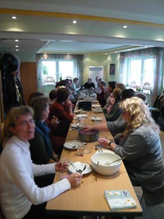 beim Mittagessen
