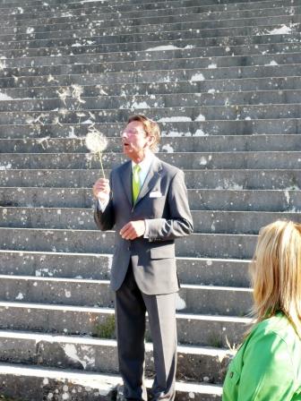 Dr. Anselm Graf von Ingelheim, Vorsitzender der IGHH mit der symbolischen Pusteblume