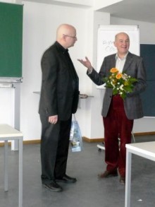 Prof. H. Walach (re.) dankt Prof. H. Schröder (li.)