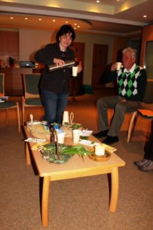 Kerstin Selbmann beim Ausschänken ihrer schmackhaften Bärlauchsuppe Kerstin Selbmann beim Ausschänken ihrer schmackhaften Bärlauchsuppe