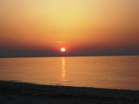 Sonnenuntergang über dem Kaspischen Meer und den Bergen des Kaukasus Sonnenuntergang über dem Kaspischen Meer und den Bergen des Kaukasus