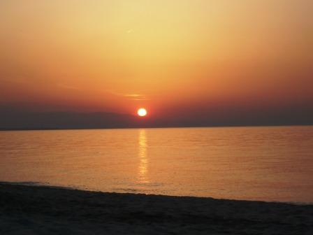 Sonnenuntergang über dem Kaspischen Meer und den Bergen des Kaukasus 