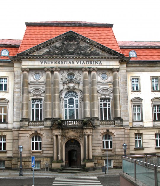Portal des Hauptgebäudes der Europauniversität Viadrina Frankfurt (Oder)